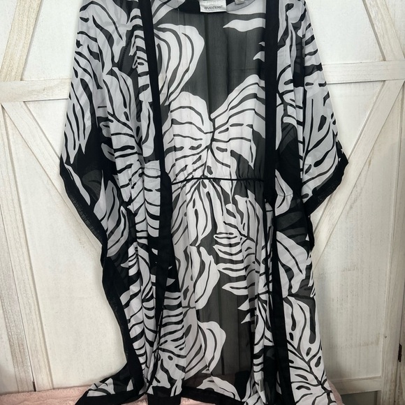 Avenue Black and White Sheer Cape - Picture 1 of 3